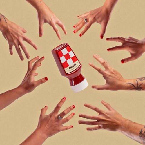 Bouteille de Sauce Paradox entourée de mains attirées, édition limitée par Paradox Brussels et Brussels Ketjep, ketchup piquant avec jalapeños et onions.