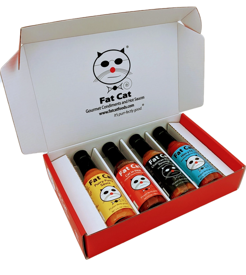 Coffret cadeau de sauces piquantes Fat Cat avec quatre bouteilles de différentes saveurs, y compris Chairman Meow's Revenge au piment scorpion.