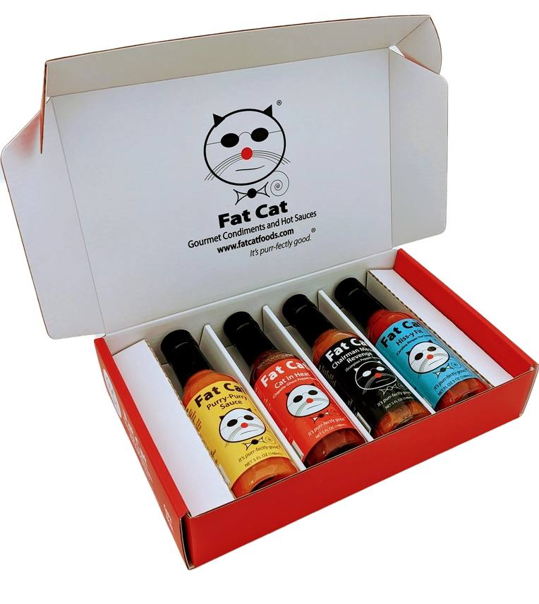 Coffret cadeau de sauces piquantes Fat Cat avec quatre bouteilles de différentes saveurs, y compris Chairman Meow's Revenge au piment scorpion.