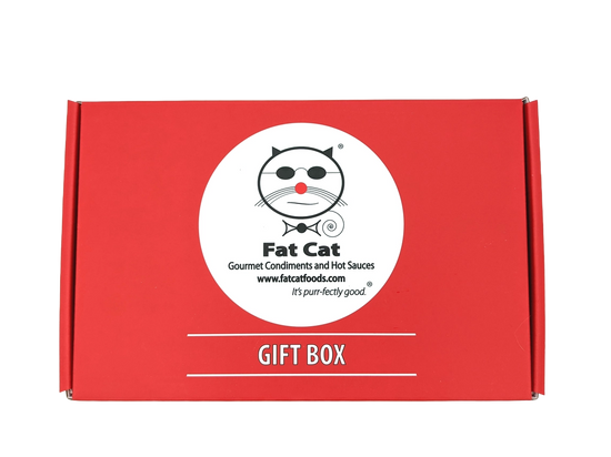 Boîte cadeau de sauce piquante Fat Cat Gourmet rouge avec logo de chat.